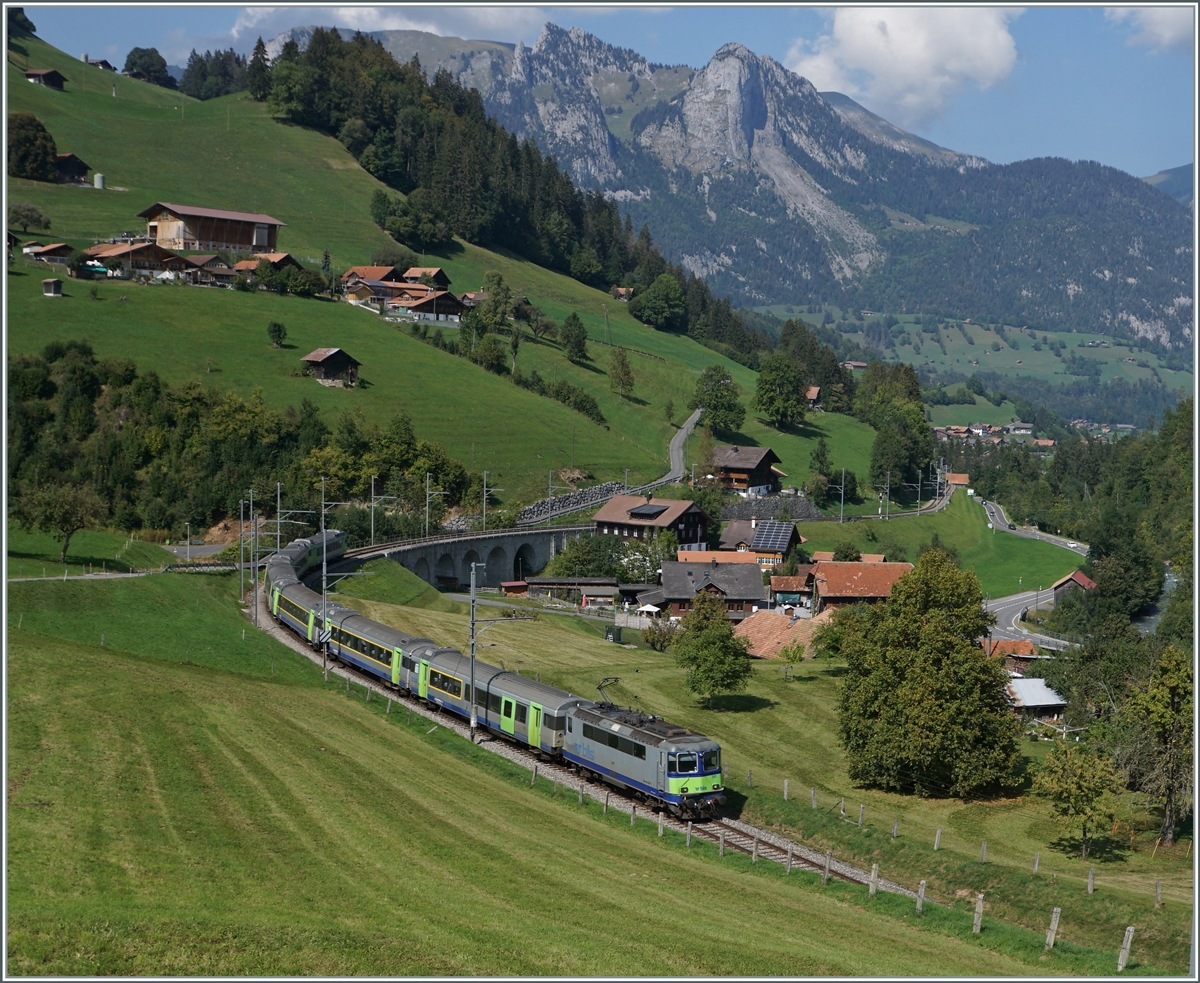 Ebenfalls bei Garstatt zeigt sich in der Gegenrichtung die BLS Re 4/4 II 501 mit ihrem EW III Wagensatz als RE auf der Fahrt nach Interlaken Ost.

18. Sept. 2021