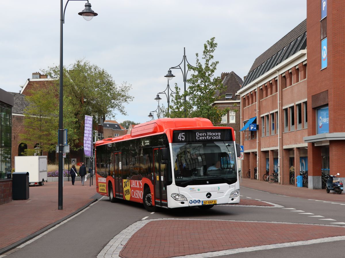 EBS Bus 5131 Mercedes-Benz Citaro C2 NGT Hybrid Baujahr 2019. Korevaarstraat, Leiden 20-09-2021.

EBS bus 5131 Mercedes-Benz Citaro C2 NGT Hybrid bouwjaar 2019. Korevaarstraat, Leiden 20-09-2021.