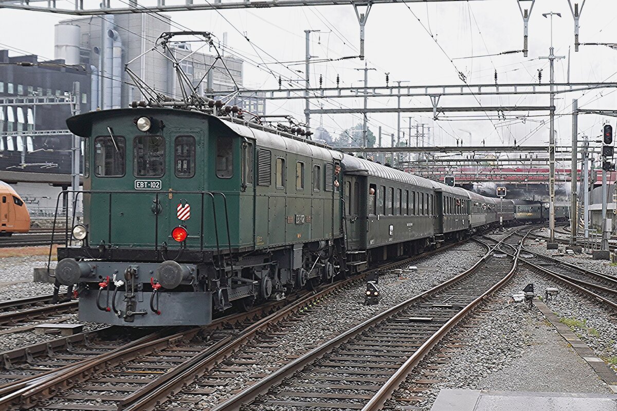 EBT-102 schiebt ein Extrazug aus Luzern aus nach Basel am 15 Mai 2026.