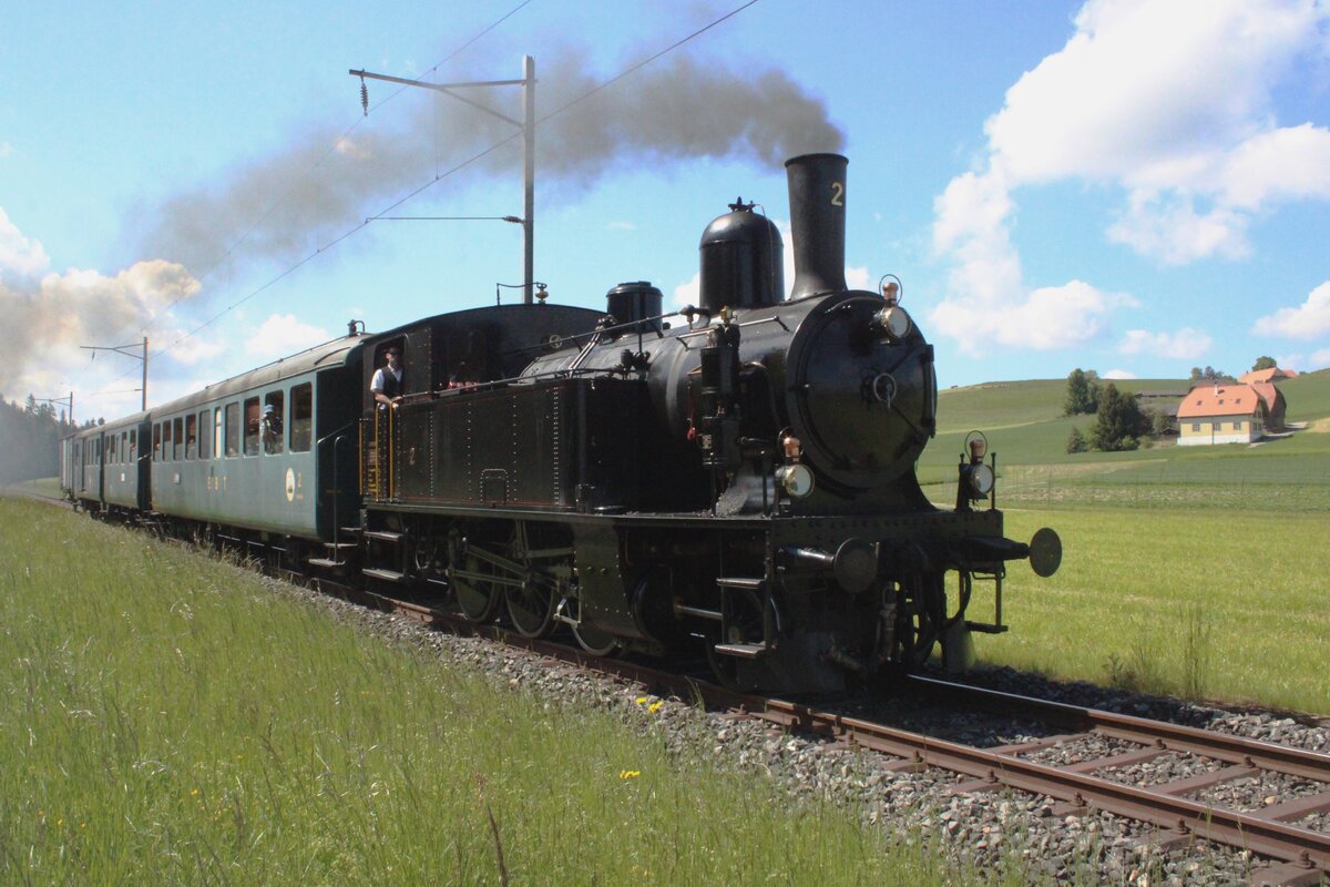 EBT-2 zieht ein Dampfzug durch Grieswald am 18 Mai 2025 whrend das Spektakel  150 Jahre Emmentalbahn  und wird vom offenbarer Weg fotografiert.