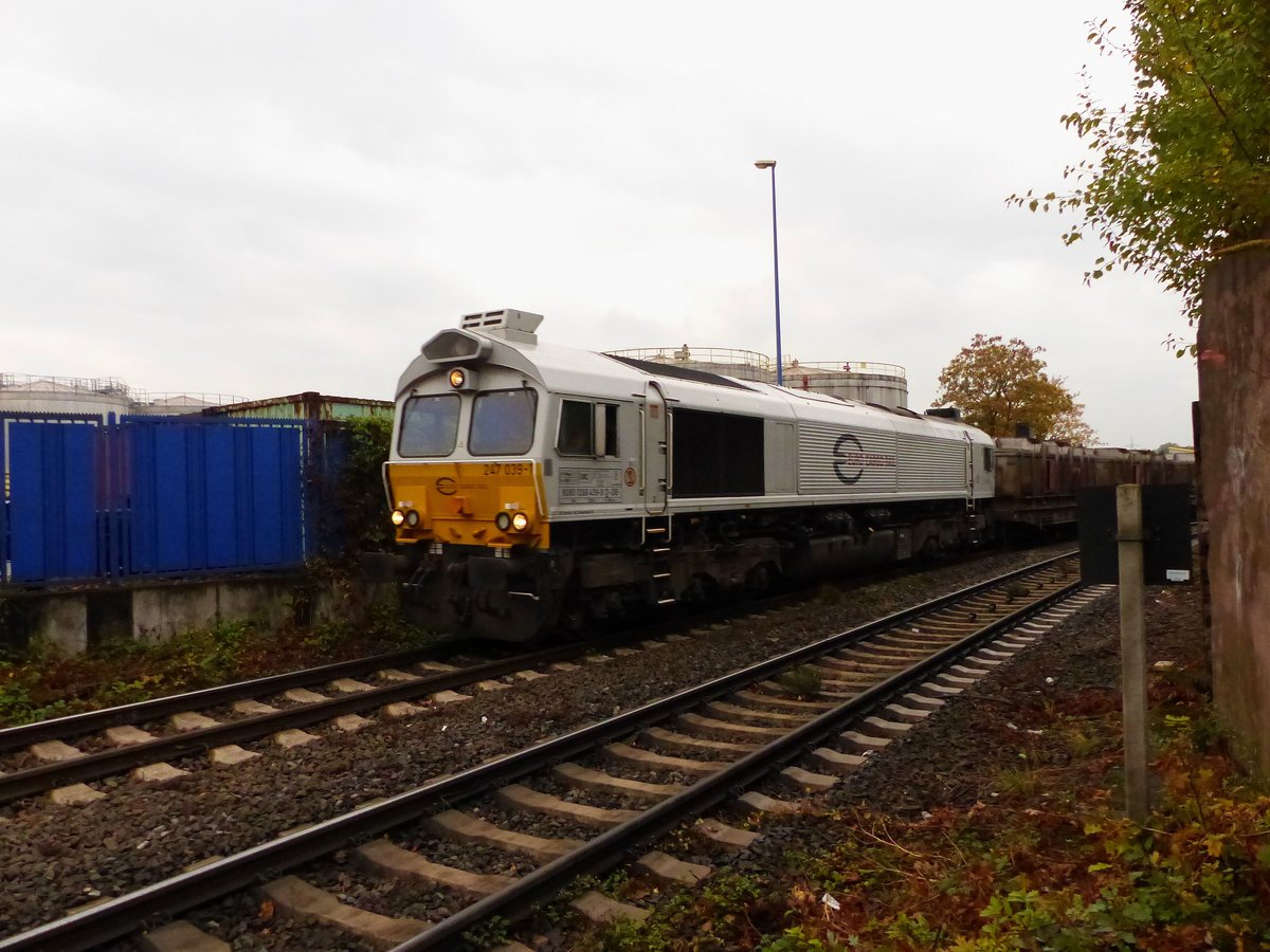 ECR (Euro Cargo Rail) Diesellok 247 039-1 bei Bahnhbergang Wanheimerstrasse, Duisburg 20-10-2016.

ECR (Euro Cargo Rail) dieselloc 247 039-1 Overweg Wanheimerstrasse, Duisburg 20-10-2016.