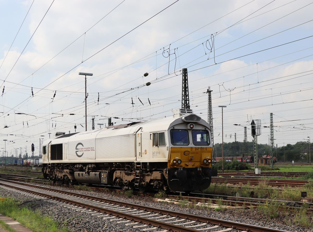 ECR (Euro Cargo Rail) Diesellokomotive 247 011-0 G�terbahnhof Oberhausen West 02-09-2021.

ECR (Euro Cargo Rail) diesellocomotief 247 011-0 goederenstation Oberhausen West 02-09-2021.