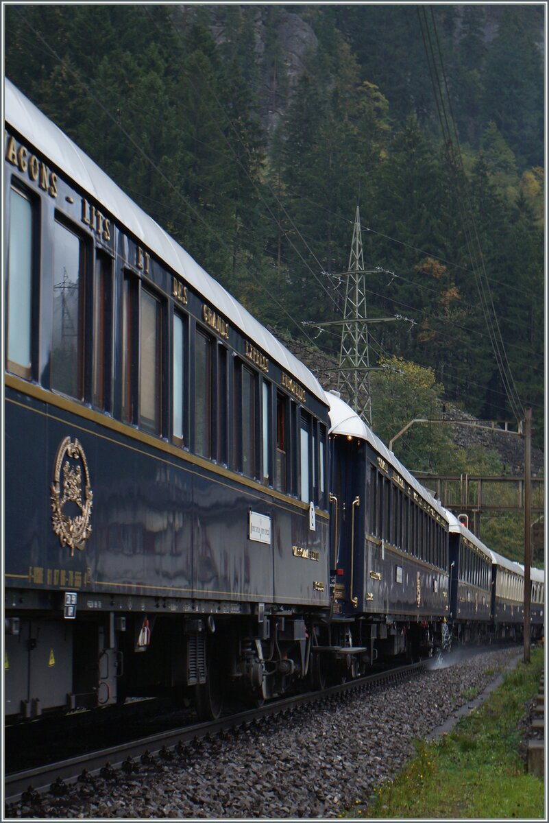 Edel �ber die Alpen - der Venice Simplon-Orient-Express ist  kurz vor dem Pfaffensprungkehrtunnel auf der Gotthardbahn auf dem Weg in den S�den.

10. Ok.t 2014