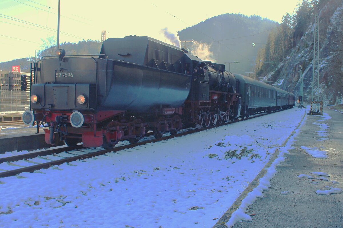 EFZ 52 7596 treft Tender vorn am 29 Dezember 2024 in Triberg ein -der bahnhof liegt ganz ins Schatten eines Fels, wass das Fotografieren nicht einfach macht. Die 52er der EFZ soll in wenige Monate Fristablauf haben. 