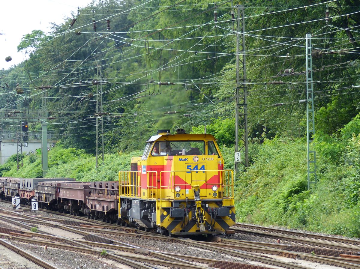 EH (Eisenbahn und Hfen GmbH) Diesellok 544 Abzweig Lotharstrasse, Forsthausweg, Duisburg 08-07-2016.

EH (Eisenbahn und Hfen GmbH) dieselloc 544 Abzweig Lotharstrasse, Forsthausweg, Duisburg 08-07-2016.