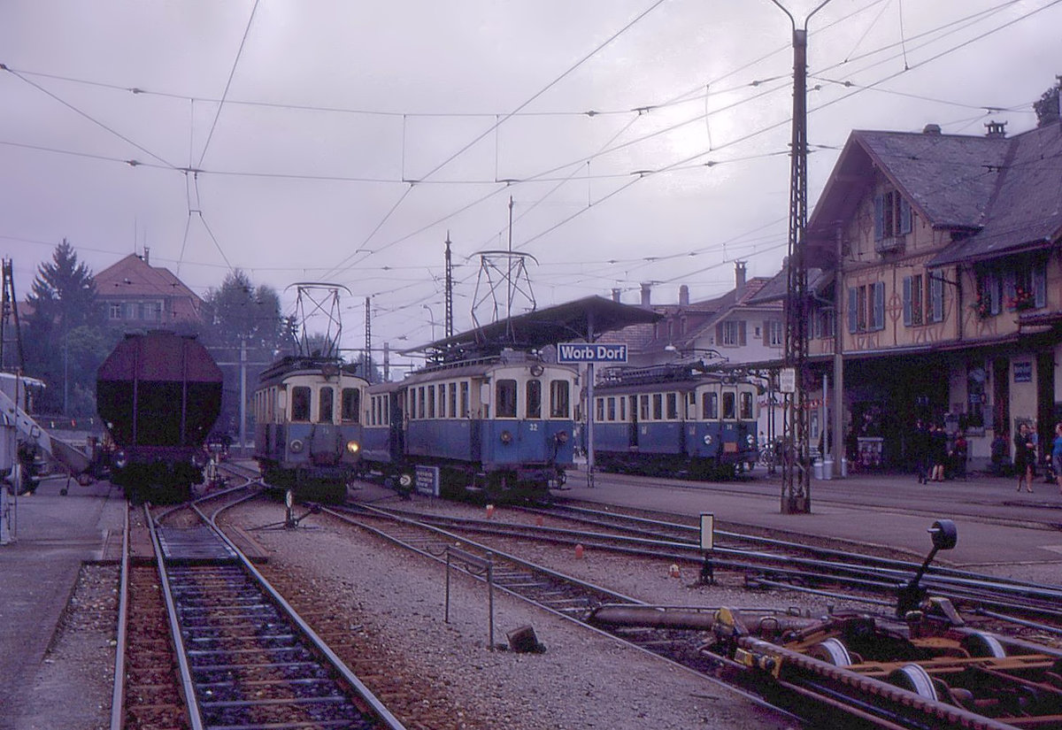 Ehemalige Vereinigte Bern-Worb-Bahnen VBW, Bern Kornhausplatz - Bolligen - Worb-Linie: Als noch Rollschemel bis zur Endstation Worb kamen. Von links nach rechts - Normalspur-Güterwagen, Gütertriebwagen 39, kurzer Triebwagen 32 mit Personenwagen 14, Triebwagen 38, und vorne ein Rollschemel. 24.September 1969 