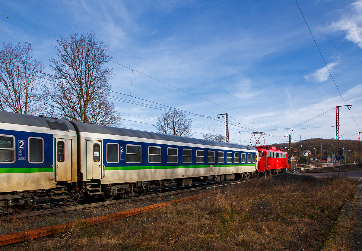 Ehemaliger „Halberstädter“ 2. Klasse  DR-IC- Reisezugwagen, D-TRAIN 51 80 84-90 217-1 Bomdz 236.9 der TRI - Train Rental GmbH, am 12.02.2022 bei einer Zugdurchfahrt in Rudersdorf. Zuglok war die GfF 110 459-5 der Gesellschaft für Fahrzeugtechnik mbH.

Als UIC-Z-Wagen der DR wird eine Serie von Reisezugwagen der Deutschen Reichsbahn bezeichnet, die überwiegend im Raw Halberstadt, aber auch im VEB Waggonbau Bautzen hergestellt wurde. Diese Wagen wurden je nach dem Herstellerort als „Halberstädter“ bzw. „Bautzener“ Wagen bekannt. 

Dieser  Wagen wurde 1991 als DR 51 50 21-95 522-1 Bomz 2195 vom Raw Halberstadt gebaut, nach dem Zusammenschluss zum 01.01.1994 zur DB AG wurde er als D-DB 51 80 21-95 522-5 Bomz 236.1 bezeichnet. Nach Umbau 2000 als D-DB 51 80 84-90 217-1Bomdz 236.9 (der DB Fernverkehr AG), dann wurde er an die PRESS - Eisenbahn-Bau- und Betriebsgesellschaft Pressnitztalbahn mbH verkauft und 2021 ging er an die TRI - Train Rental GmbH (Einsatz im Vorlaufbetrieb RE 11 „Rhein-Hellweg-Express“).

TECHNISCHE DATEN:
Spurweite: 1.435 mm
Länge über Puffer: 26.400 mm
Wagenkastenlänge: 26.100 mm
Wagenkastenbreite:  2.825 mm
Höhe über Schienenoberkante: 4.050 mm
Drehzapfenabstand: 19.000 mm
Achsstand im Drehgestell: 2.600 mm
Drehgestellbauart:  GP 200-S-Mg
Leergewicht: 42 t
Höchstgeschwindigkeit:  200 km/h
Sitzplätze: 66
Abteile: 11 der  2. Klasse
Toiletten: 2 
Zulassung: RIC
Bremse: KE-GPR-Mg (D)
