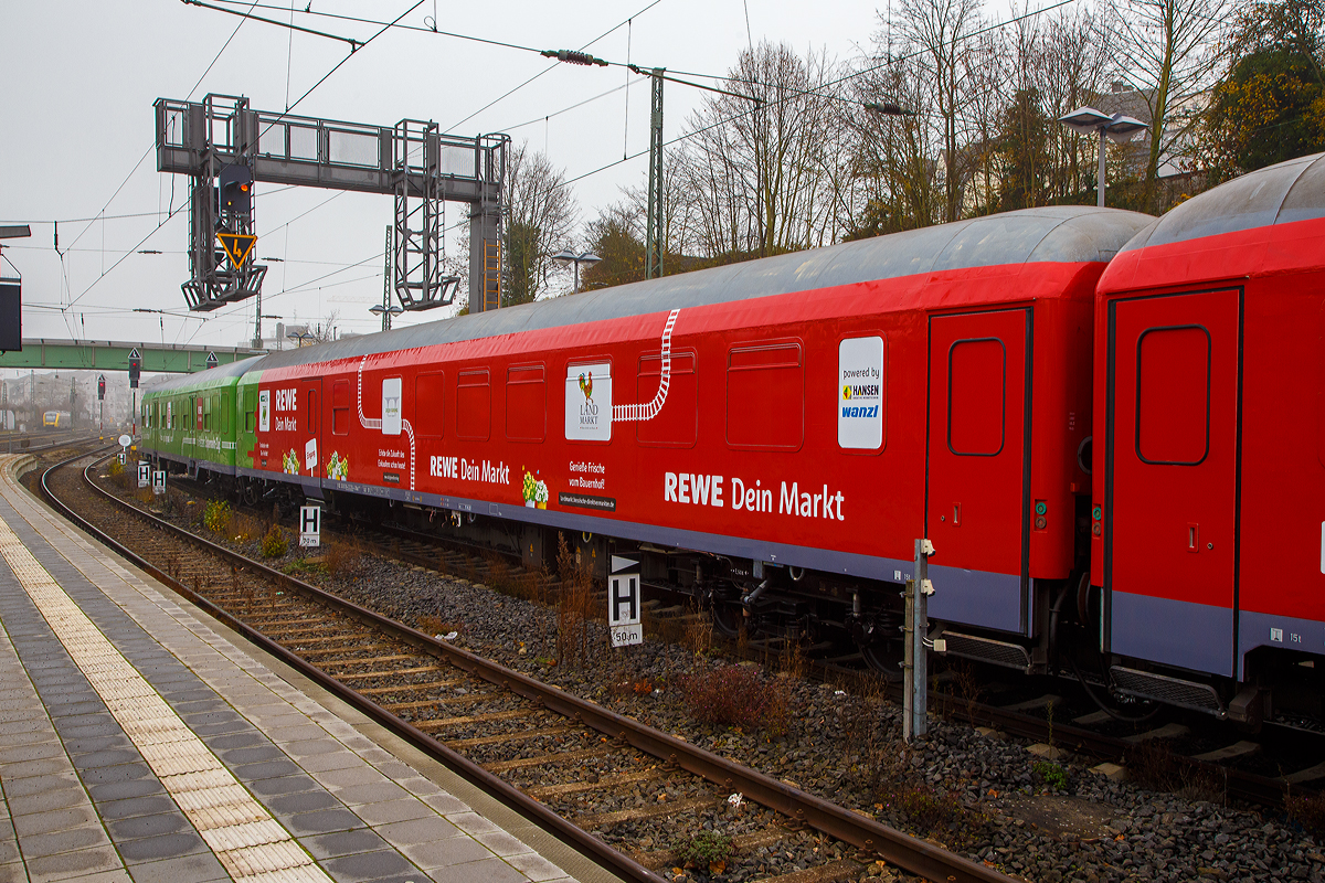 Ehemaliger DB (Silberling) 2. Klasse n-Wagen mit Fahrradabteil (z.Z. Teil als Einkaufsmarktes REWE Dein Markt) D-SEL 50 80 84-33 264-4 Bduu 497.2 der SEL - Schlünß Eisenbahn Logistic (Wankendorf), eingereiht in den REWE - Supermarkt-Zug, hier am 12.11.2021 im Bahnhof Gießen.

Der n-Wagen, ex Silberling, wurde, als 2. Klasse Reisezugwagen für den Nahverkehr mit Gepäckabteil der Gattung BDms 273 von der Waggon Union in Berlin 1975 unter der Fabriknummer 19 181 gebaut und als D-DB 51 80 82-70 105-4 an die Deutschen Bundesbahn geliefert. Im DB Werk Halberstadt wurde er1999 zum 2. Klasse Wagen mit Fahrradabteil in den D-DB 50 80 84-33 264-4 Bduu 497.2 modernisiert. Vermutlich 2020 wurde der Wagen an die Schlünß Eisenbahn Logistic in Wankendorf verkauft. Der Innenraum wurde (evtl. vorübergehend) entkernt und ist zurzeit Teil eines aus drei Wagen bestehenden Supermarktes. Aktueller Innenraum siehe: http://hellertal.startbilder.de/bild/allgemein-europa~werbezuege~rewe-supermarkt-zug-9/756315/einkaufen-im-zugam-12112021-im-rewe.html

TECHNISCHE DATEN (laut Anschriften):
Spurweite: 1.435 mm (Normalspur)
Länge über Puffer: 26.400 mm
Wagenkastenlänge: 26.100 mm
Wagenkastenbreite:  2.825 mm
Höhe über Schienenoberkante: 4.050 mm
Drehzapfenabstand: 19.000 mm
Achsstand im Drehgestell: 2.500 mm
Drehgestellbauart: Minden-Deutz 340
Leergewicht: 37 t
Sitzplätze: 59 (wenn eingerichtet)
Höchstgeschwindigkeit:  140 km/h
Bremsbauart: KE-GPR-A (D)
Toiletten: 1, geschlossenes System (wenn eingerichtet)
Zulassung: Deutschland und Schweiz