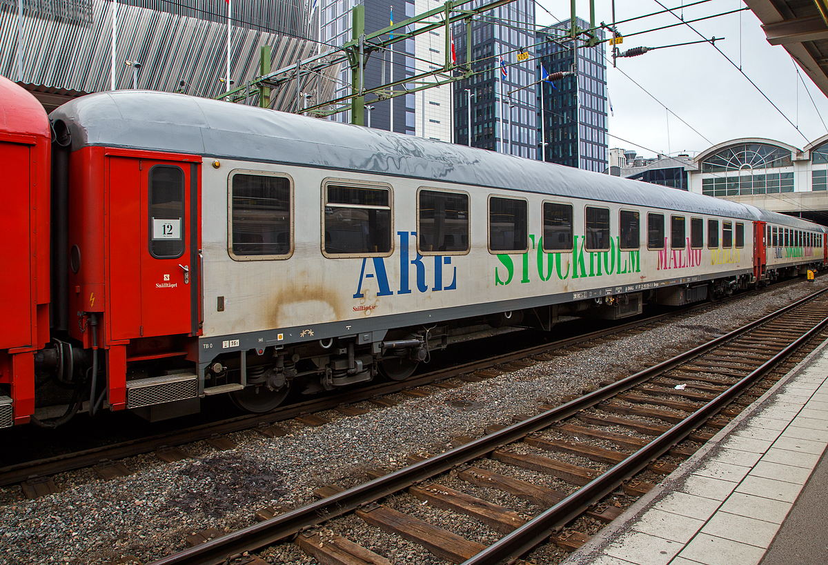 Ehemaliger DB UIC-X-Wagen bzw. m-Wagen (Bm 235 - Schnellzugwagen)...
Der Snälltåget 2. Klasse Reisezugwagen A-SNALL 61 81 22-90 056-5  Bmpz als Wagen 12 vom Snälltåget Nachtzug Åre-Stockholm-Malmö am 21.03.2019 in Stockholm Central (Hauptbahnhof). 

Die Reisezugwagen ist ein für 200 km/h zugelassener ehemaliger Bm 234 DB UIC-X-Wagen bzw. m-Wagen (Schnellzugwagen), er wurde 1975 von der Wagon Union (WU) in Berlin-Borsigwalde gebaut und an die DB geliefert, wo
als D-DB 51 80 22-70 770-8 der Gattung Bm 234 für eingereiht wurde. 1982 wurde er zum 51 80 22-70 770-8 Bm 235 umgebaut. Vermutlich 1995 ging er als B12 ICK-Reisezugwagen (50 84 22-37 932-3) an die NS und wurde 2013 an die Hector Rail nach Schweden verkauft, 2017 ging er an die Snälltåget, wo er als 61 81 22-90 056-5 A-SNALL Bmpz geführt wird.                                                  

TECHNISCHE DATEN:
Länge über Puffer: 26.400 mm
Wagenkastenlänge: 26.100 mm
Wagenkastenbreite:  2.825 mm
Höhe über Schienenoberkante: 4.050 mm
Drehzapfenabstand: 19.000 mm
Achsstand im Drehgestell: 2.500 mm
Drehgestellbauart: Minden-Deutz 366
Leergewicht: 42,9 t
Höchstgeschwindigkeit: 200 km/h
Sitzplätze: 74
Toiletten: 1, geschlossenes System
Bremse: KE-CPR-Mg (D)
