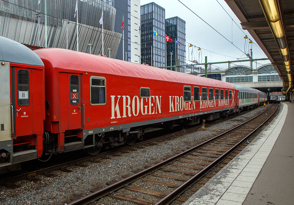 Ehemaliger DB UIC-X-Wagen bzw. m-Wagen (Bm 235 - Schnellzugwagen)...
Der Snälltåget Speisewagen A-SNALL 61 81 88-90 002-0 der Gattung WRbmz eingereiht in den Snälltåget Nachtzug Åre-Stockholm-Malmö am 21.03.2019 in Stockholm Central (Hauptbahnhof). Die mehrfache schwedische Anschrift „Krogen“ steht auch für Lokal.

Der Speisewagen ist ein ehemaliger 2. Klasse DB Reisezugwagen (UIC-X-Wagen bzw. m-Wagen) der Gattung Büm 234 er wurde 1974 von der Linke-Hofmann-Busch GmbH (LHB) in Salzgitter-Watenstedt gebaut und die DB geliefert wo er als 51 80 22-70 611-4 Büm 234 bezeichnet wurde. 1981 wurde er in D-DB 51 80 22-90 314-1 Bm 235 umgebaut, im Jahre 1995 ging er als ICK-Reisezugwagen 50 84 82-37 066-7 BD an die NS. 2013 wurde er an die Hector Rail nach Schweden verkauft, 2017 ging er an die Snälltåget und wurde zum Speisewagen A-SNALL 61 81 88-90 002-0 WRbmz  umgebaut.     

TECHNISCHE DATEN:
Länge über Puffer: 26.400 mm
Wagenkastenlänge: 26.100 mm
Wagenkastenbreite:  2.825 mm
Höhe über Schienenoberkante: 4.050 mm
Drehzapfenabstand: 19.000 mm
Achsstand im Drehgestell: 2.500 mm
Drehgestellbauart: Minden-Deutz
Leergewicht: 42,9 t
Höchstgeschwindigkeit: 200 km/h
Sitzplätze: 42
Toiletten: 1, geschlossenes System
Bremse: KE-CPR-Mg (D)        