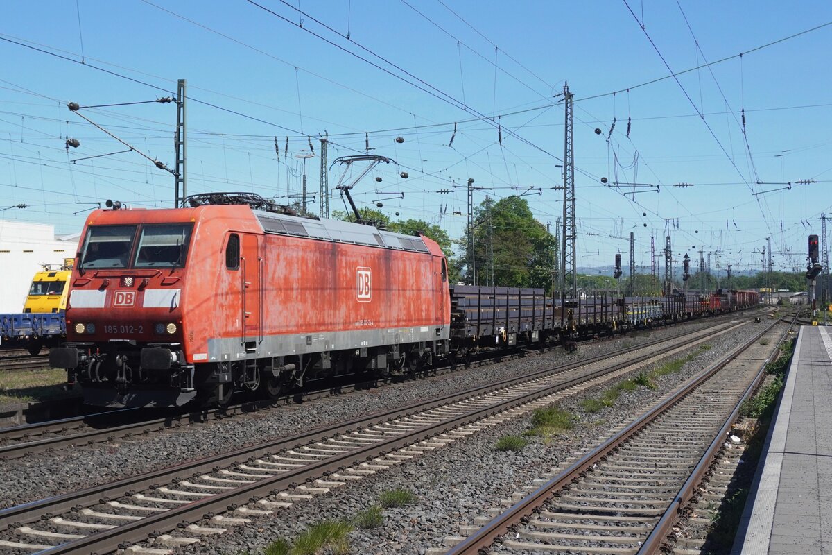 Eher ausgeblasster DB Cargo 185 012 -mit LED Leuchter-  durchfahrt mit ein Stahlzug Neuwied gen Norden am 30 April 2026. Die Umweltfreundliche(ren)  Farben sind nicht gut bestand gegen Einwirkungten von Wind und Regen. 