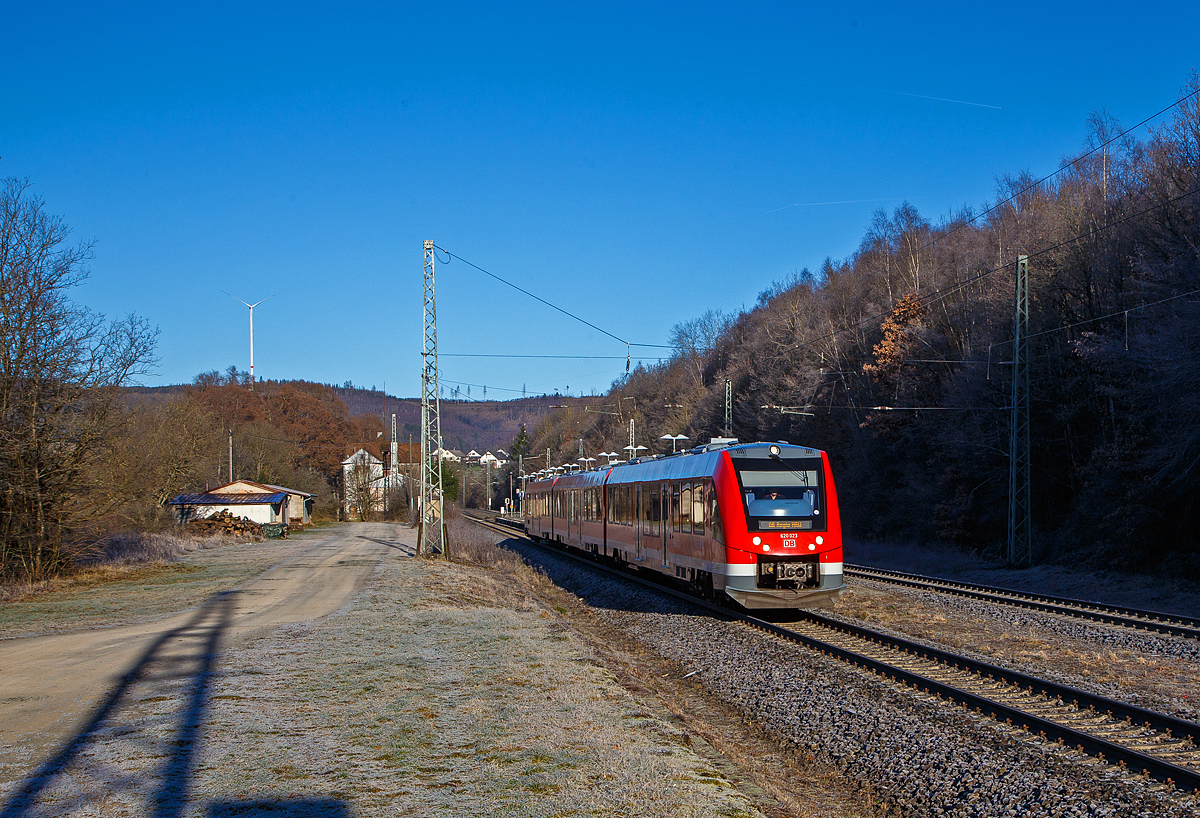 Eigentlich ist es nicht seine Strecke....
Der dreiteilige Dieseltriebzug ALSTOM Coradia LINT 81 – 620 023 / 621 023 / 620 523 der DB Regio NRW – vareo fährt am kalten Vormittag des 21.12.2021 durch den Bf. Dillbrecht in südlicher Richtung (Gießen). 

Der Triebzug wurde 2013 von ALSTOM Transport Deutschland GmbH in Salzgitter (vormals LHB) unter der Fabriknummer 0001004081 023 gebaut. Er besteht aus den Einheiten 95 80 0620 023-1 D-DB / 95 80 0621 023-0 D-DB / 95 80 0620 523-0 D-DB. 

Hier fährt er auf der Dillstrecke (KBS 445), sein eigentliches Einsatzgebiet ist aber der Zweckverband Nahverkehr Rheinland (Großraum Köln). Vareo setzt sich aus den Anfangsbuchstaben des Einsatzgebietes zusammen: Voreifel, Ahrtal, Rhein, Eifel sowie Oberbergische Land & Obereres Volmetal. Ob er hier auf dem Weg zum Herstellerwerk nach Salzgitter, ist mir unbekannt.

Die deutschen Dieseltriebwagen LINT 81 haben die Baureihenbezeichnung 620. Die Fahrzeuge haben sechs Türen pro Fahrzeugseite, sie besitzen im Unterschied zum LINT 54 zusätzlich einen motorisierten Mittelwagen (BR 621), der zwei eigene Enddrehgestelle hat. Die dreiteiligen Dieseltriebwagen der Baureihe 620 sind für den schnellen Regionalverkehr konzipiert. Die LINT 81 des Herstellers Alstom beruht auf der Weiterentwicklung der Fahrzeugplattform der Coradia LINT- Fahrzeugfamilie. Im Niederflur- und Einstiegsbereich beträgt die Fußbodenhöhe 80 Zentimeter. Für mobilitätseingeschränkte Personen verfügt das Fahrzeug über zwei Rollstuhlplätze, ein behindertengerechtes WC und eine Überfahrhilfe zur Überbrückung des Spaltes zwischen Fahrzeug und Bahnsteig. Für Fahrräder stehen fünf Mehrzweckabteile zur Verfügung. Bis zu drei Fahrzeuge können in einem Zugverband eingesetzt werden. Weiterhin ist eine Kupplung mit Fahrzeugen der Baureihe 622 (LINT 54) möglich.

Motorisiert ist der Triebzug durch vier MTU 6-Zylinder Dieselmotor Unterflur POWERPACKS vom Typ 6H 1800 R84/R85L mit einer Leistung von je 390 kW (525 PS). Ein Endwagen und der Mittelwagen haben jeweils einen Motor, der andere Endwagen hat zwei Motoren.	

TECHNISCHE DATEN:
Spurweite: 1.435 mm
Achsfolge: B’2’+B’2’+B’B’
Fahrzeuglänge über Kupplung:  80.920 mm
Fahrzeugbreite: 2.750 mm
Maximale Fahrzeughöhe (über SO):  4.310 mm
Fahrzeugbodenhöhe: 800 mm (Einstieg und Niederflurbereich) / 1.180 mm (Hochflurbereich)
Türen pro Fahrzeugseite: 6
Minimaler befahrbarer Radius: 125 m (Betrieb) / 100 m (Werkstatt)
Installierte Motorleistung: 4 x 390 kW
Leistungsübertragung: dieselhydraulisch
Höchstgeschwindigkeit: 140 km/h 
Eigengewicht: ca. 138 t
Maximale Radsatzlast bei Fahrzeughöchstgewicht: ca. 18 t
Sitzplätze: 300
Stehplätze ca. : 250
