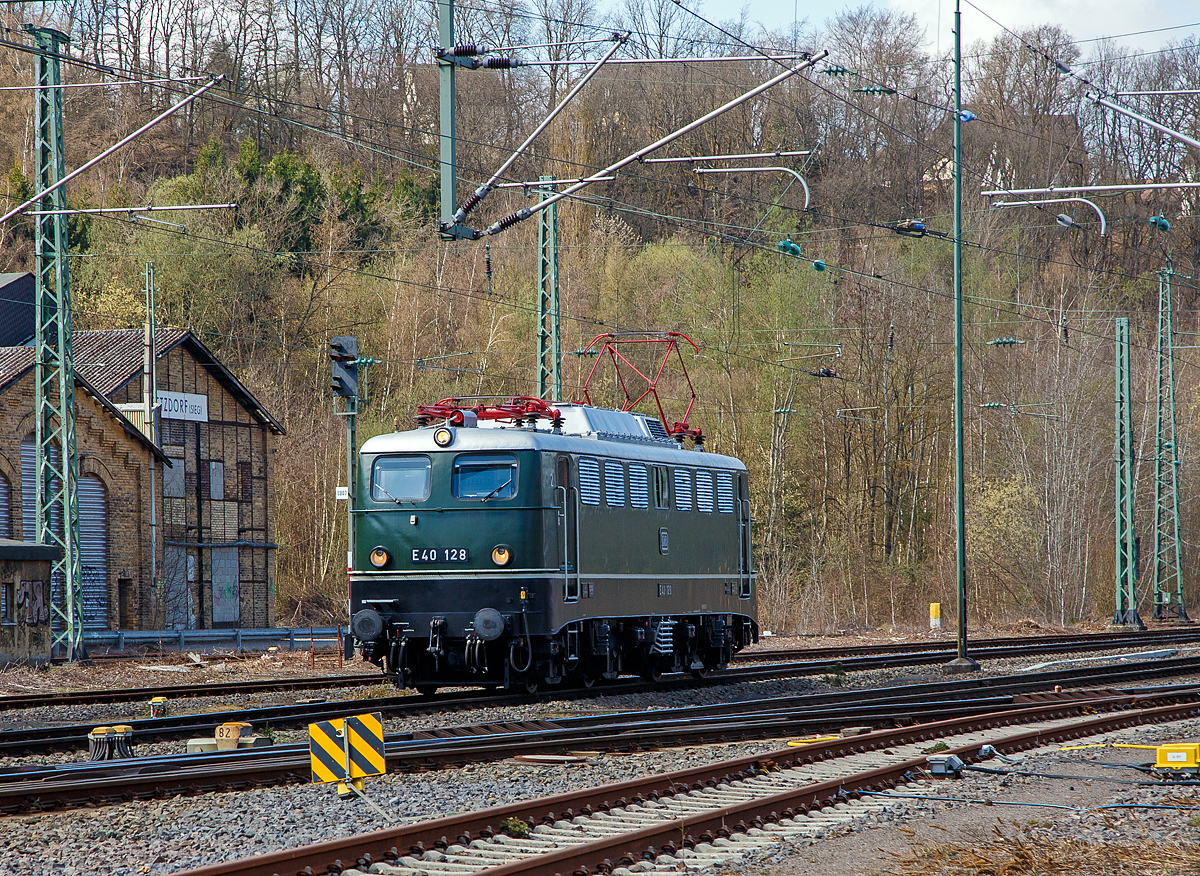 Eigentlich ist Karfreitag, aber es fährt trotzdem viel und außergewöhnliches auf der Siegstrecke...
Im Ursprungszustand die E 40 128 bzw. 140 128-0 (91 80 6 140 128-0 D-DB) vom DB Museum fährt am 02.04.2021, als Tfzf (Triebfahrzeugfahrt) bzw. Lz (Lokzug), durch Betzdorf (Sieg) in Richtung Siegen. Die Lok war auf dem Weg nach Crailsheim.

Die Lok wurde 1959 von Krauss Maffei unter der Fabriknummer 18539 gebaut, der elektrische Teil ist von den Siemens Schuckertwerke, und an die Deutschen Bundesbahn als E40 128 geliefert. Zum 01.01.1968 erfolgte die Umzeichnung in DB 140 128-0. Aus dem aktiven Dienst schied sie 2005 aus und ging ins DB Museum Koblenz-Lützel. Die Lok befindet sich als E40 128 im Ursprungszustand (chromoxidgrün)

Die ab dem Jahr 1968 als Baureihe 140 geführten Loks sind technisch gesehen eine E 10.1 ohne elektrische Bremse, jedoch mit geänderter Übersetzung des Getriebes.
Mit 879 Exemplaren ist die E 40 die meistgebaute Type des Einheitselektrolokprogramms der Deutschen Bundesbahn. Ihre zulässige Höchstgeschwindigkeit betrug am Anfang entsprechend ihrem vorgesehenen Einsatzgebiet im mittelschweren Güterzugdienst 100 km/h, diese wurde im Juni 1969 jedoch auf 110 km/h erhöht, um die Züge zu beschleunigen und die Loks auch besser im Personen-Berufsverkehr einsetzen zu können.

TECHNISCHE DATEN:
Spurweite: 1.435 mm
Achsanordnung: Bo´Bo´
Länge über Puffer: 16.440 mm
Drehzapfenabstand: 7.900 mm
Achsstand in den Drehgestellen: 3.400 mm
Gesamtachsstand: 11.300 mm
Treibrad-Durchmesser: 1.250 mm
Dienstgewicht:  86t
Achslast: 21,5t
Zulässige Höchstgeschwindigkeit: 110 Km/h
Stromsystem: Einphasen-Wechselstrom 15 000 V, 16 ²/³ Hz
Nennleistung: 3.700 kW (5.032 PS)
Zugkraft:	336 kN
Nennleistung Trafo: 4040 kVA
Anzahl Fahrstufen:  28
Anzahl Fahrmotoren:  4
Fahrmotor-Typ: SSW WB 372

Beschaffungskosten:  ca. 1.226.000 DM
