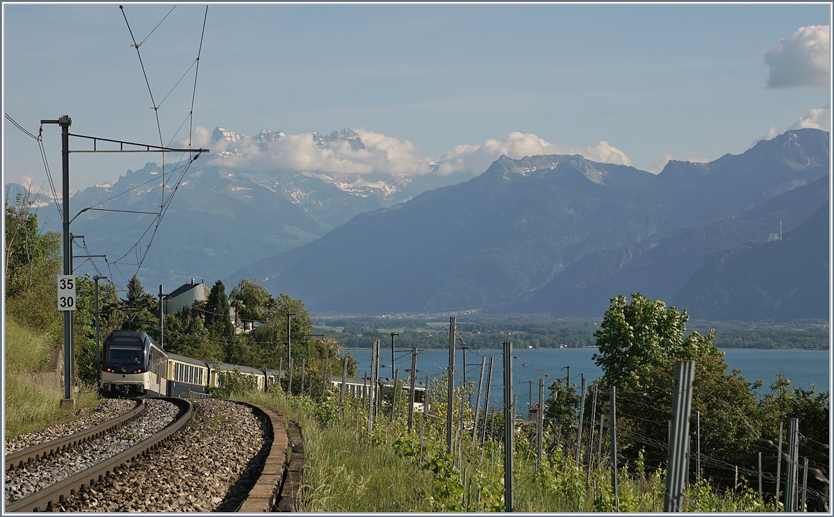 Eigentlich mehr ein Strecken-Landschaftsbild als ein Fahrzeugbild, ist doch der MOB Belle Epoque Zug durch die Linienführung auf seiner Fahrt nach Montreux zwischen Planchamp und Châtelard VD etwas verdeckt. 

25. Mai 2020