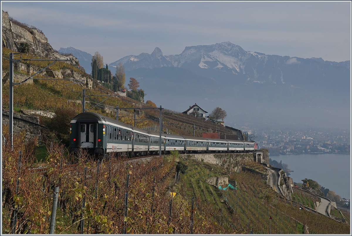 Eigentlich nicht meine art, Komposition von hinten zu fotografieren, doch wenn schon mal ein acht Wagen langer Zug die Train des Vignes Strecke befährt, mache ich gerne eine Ausnahme: Die SBB Re 4/4 II 11198 mit einem Fussball Fan Zug Bern nach Sion auf der steilen Talfahrt  Richtung Vevey. 

24. Nov. 2019