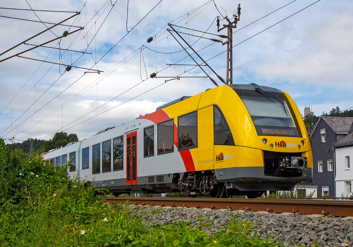 
Eigentlich nur ein Nachschuß............
Der Alstom Coradia LINT 41 der neuen Generation / neue Kopfform, der VT 503 (95 80 1648 103-7 D-HEB / 95 80 1648 603-6 D-HEB) der HLB (Hessische Landesbahn GmbH) fährt am 28.08.2015, als RB 93  Rothaarbahn  (Siegen - Kreuztal - Bad Berleburg), von Siegen-Weidenau weiter in Richtung Kreuztal.

Der LINT 41 wurde im Juli 2015 von ALSTOM LHB (Salzgitter) an die HLB für den Standort Siegen ausgeliefert. Eigentlich müssten diese LINT mit der neuen Kopfform ja LINT 42 heißen, da sie mit einer Länge von 42,17 m etwas länger sind als die ursprünglichen LINT 41 (41,81 m). Denn die Bezeichnung LINT 41 bedeutet „leichter innovativer Nahverkehrstriebwagen“, die 41 steht für die Länge der vollen Meter (bei dem ursprünglichen 41,81 m). Wird die Bezeichnung „H“ (LINT 41/H) verwendet, so sind es Hochflur-Fahrzeuge. Dies hier sind aber zweiteilige Niederflur-Dieseltriebwagen, welches man gut an der bis unten gehenden Tür erkennen kann. 