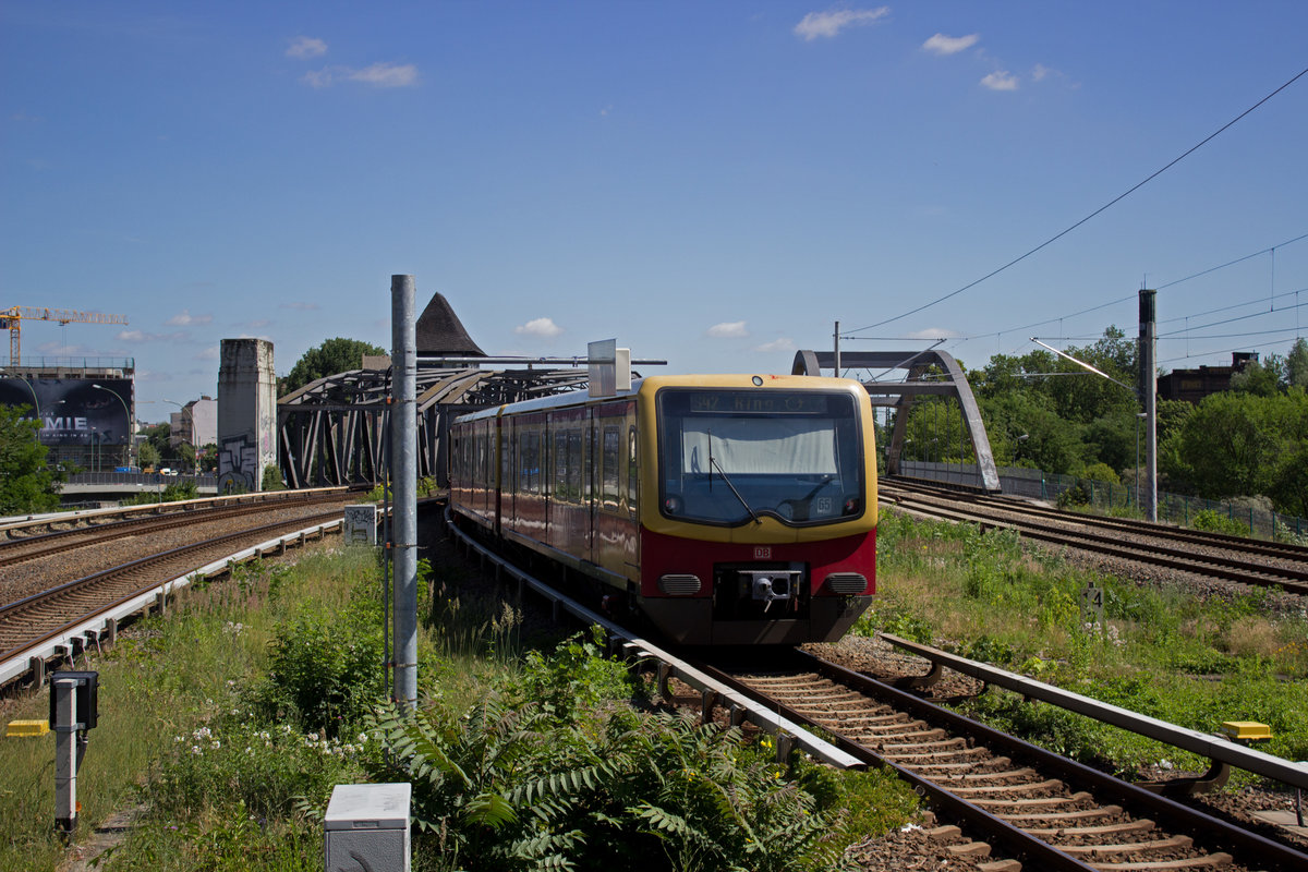 Ein 3/4-Zug der Baureihe 481 bricht am Treptower Park zu einer Rundfahrt �ber den S-Bahn-Ring auf, der die Garnitur etwas mehr als eine Stunde sp�ter dorthin zur�ckbringen wird.