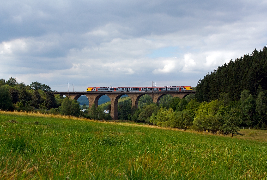 Ein 5-teiliger Flirt der HLB (Hessischen Landesbahn) als RE 99 Main-Sieg-Express (Siegen-Gieen-Frankfurt am Main), hier Umlauf HLB 24973, fhrt am 20.08.2013 ber den Rudersdorfer Viadukt in Richtung Frankfurt am Main.

Der Rudersdorfer Viadukt wurde zwischen 1914 und 1915 gebaut, und gehrt zu den  Ingenieur-Grobauwerken der Dillstrecke (KBS 445).