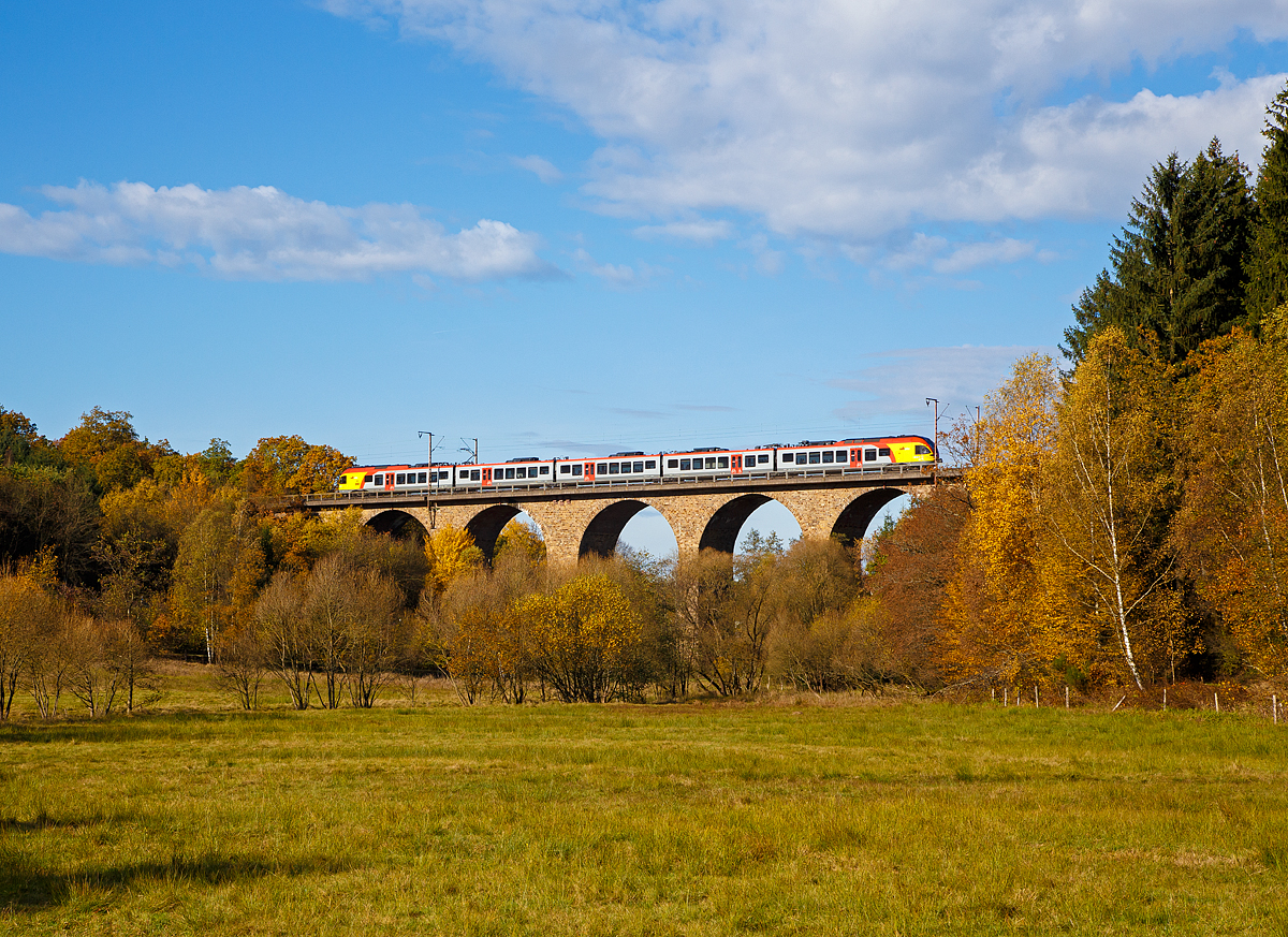 
Ein 5-teiliger Flirt der HLB (Hessischen Landesbahn) als RE 99 Main-Sieg-Express (Siegen-Gießen), fährt am 30.10.2016 über den Rudersdorfer Viadukt in Richtung Gießen.
