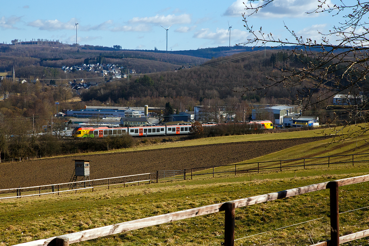Ein 5-teiliger Stadler Flirt der HLB Bahn (Hessischen Landesbahn) fährt am 27.02.2021 bei Wilnsdorf-Anzhausen, als RE 99 Main-Sieg-Express (Siegen-Gießen-Frankfurt), über die Dillstrecke (KBS 445) in Richtung den Rudersdorfer Viadukt bzw. Gießen. 