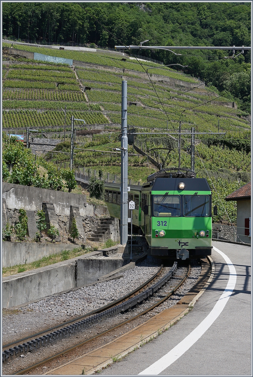 Ein A-L Regionalzug erreicht von Leysin kommend Aigle Dépôt A-L, von wo aus der Zug nach einer Spitzkehre die Fahrt nach Aigle (Bahnhof mit Anschluss an die SBB) fortsetzen wird. 

29. Mai 2020