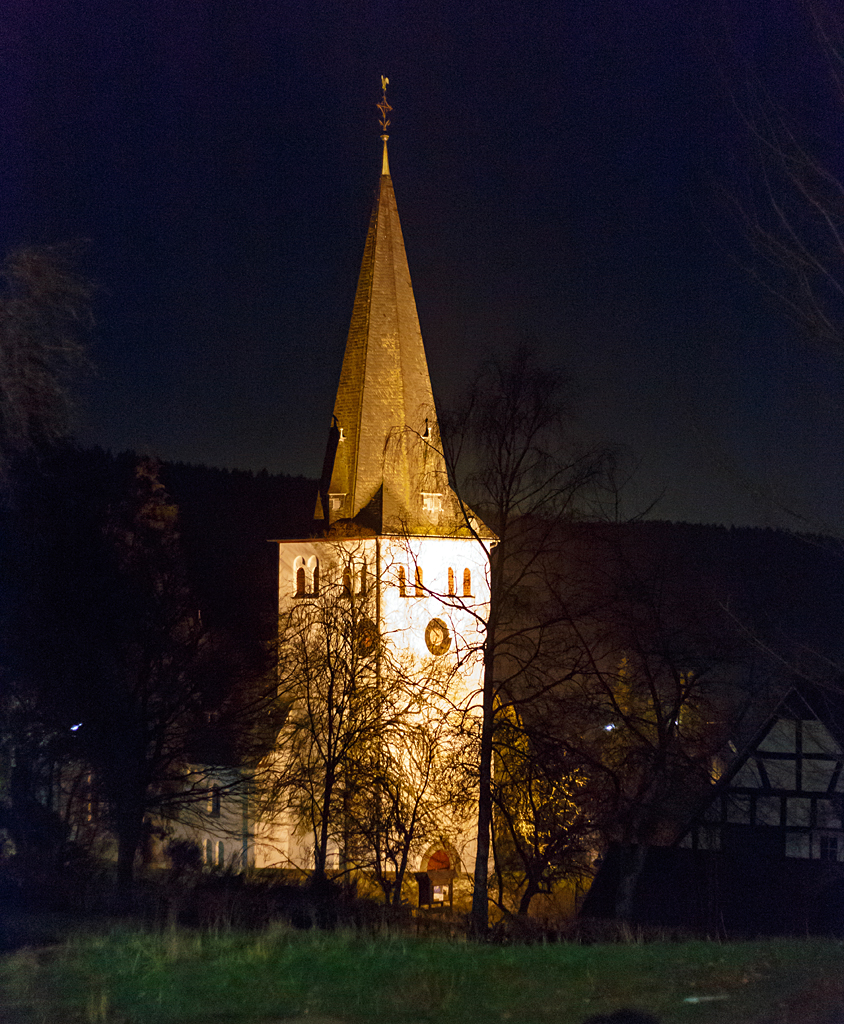 
Ein abendlicher Blick vom Achenbachweg auf die evangelische Kirche in Oberholzklau (gehört zu Freudenberg), Kreis Siegen-Wittgenstein, am 19.02.2015. 

Erbaut wurde die Kirche im 13 Jahrhundert und gehört mit zu den ältesten Kirchen des Siegerlandes. 

Aufnahme aus der Hand.