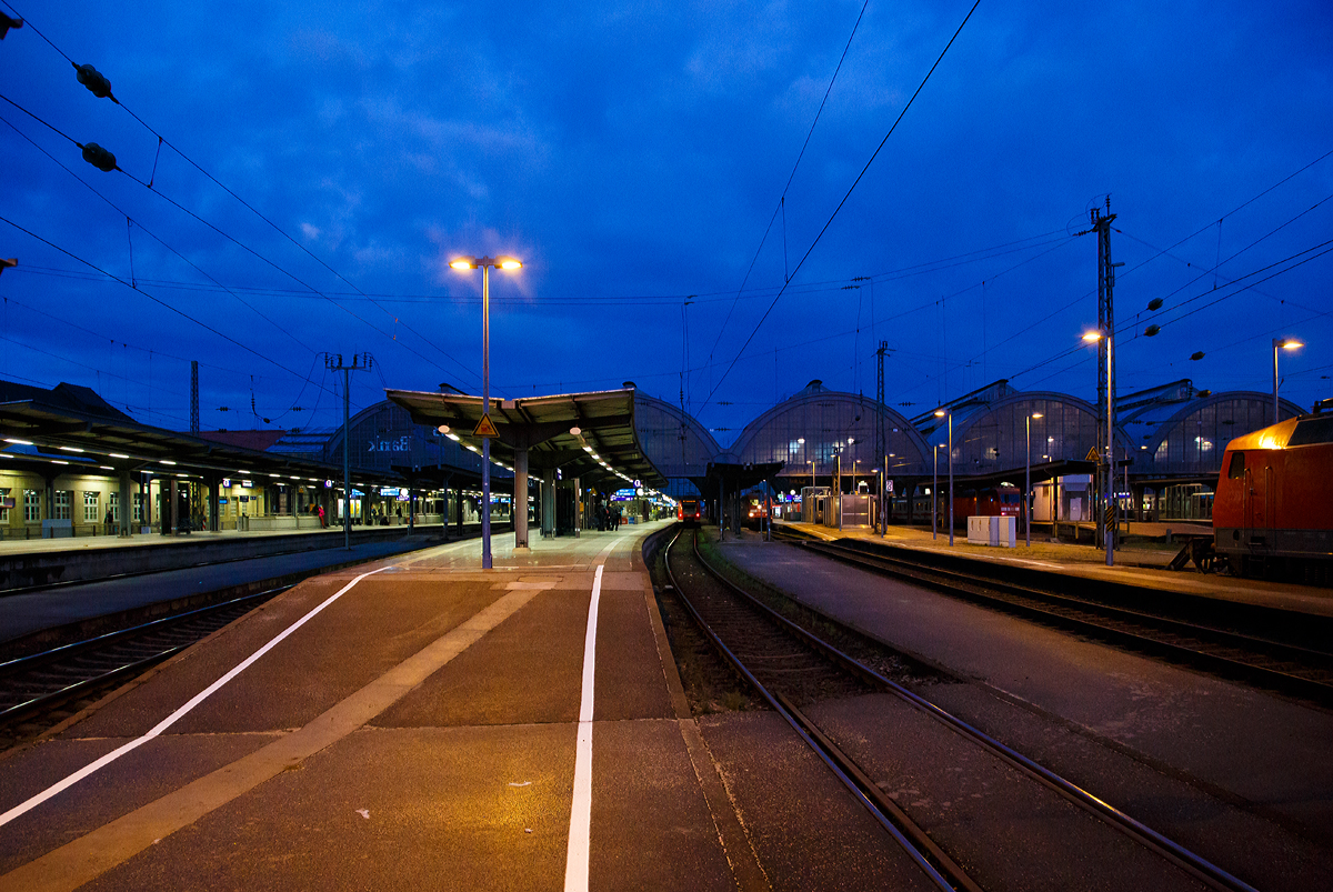 Ein abendlicher Blick auf den Hauptbahnhof Karlsruhe an 16.12.2017.