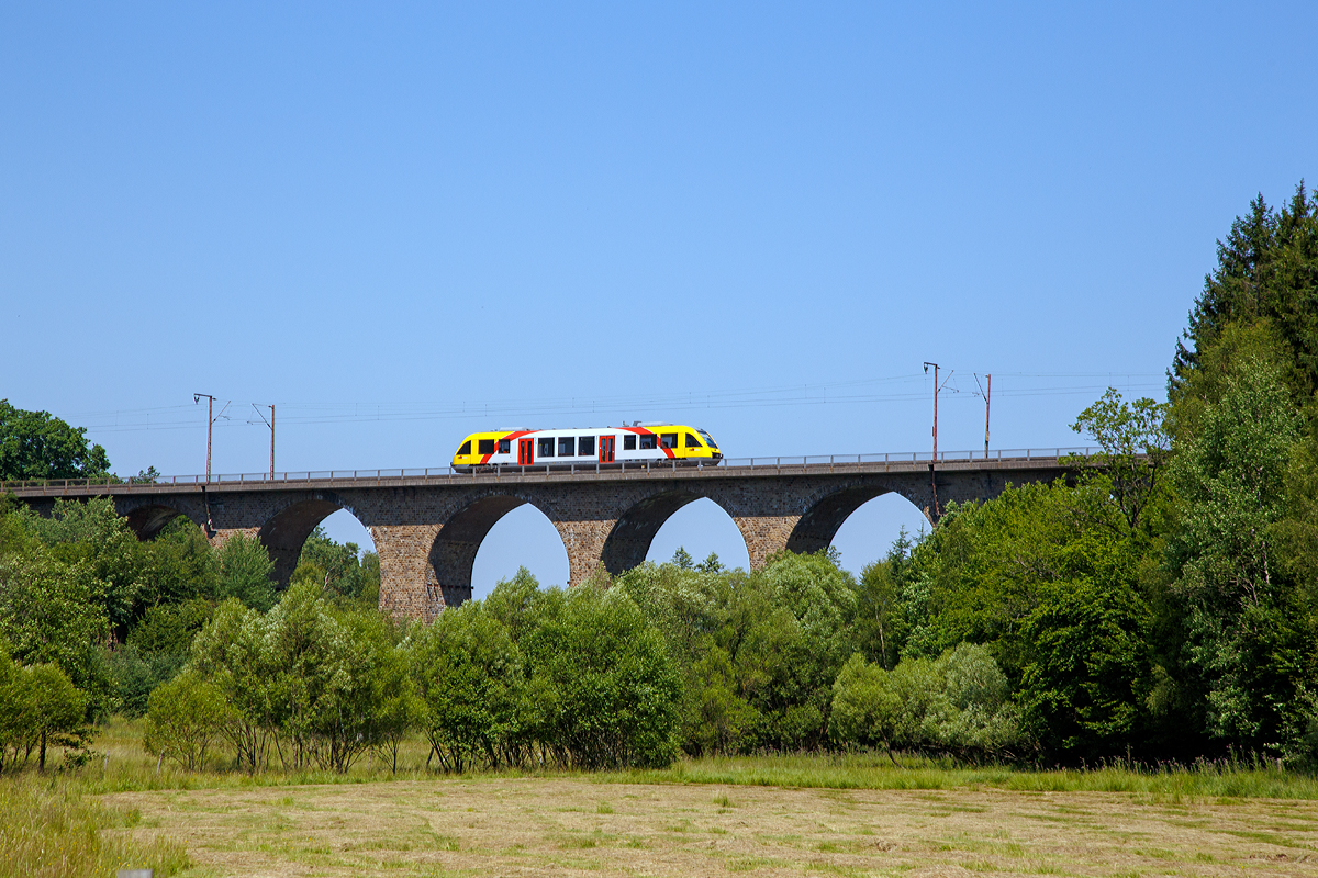 
Ein Alstom Coradia LINT 27 (BR 640) der HLB (Hessische Landesbahn) fhrt am 02.07.2015, als RB 95  Sieg-Dill.Bahn  Au/Sieg - Siegen - Dillenburg ber den Rudersdorfer Viadukt, nchster Halt ist Wilnsdorf-Rudersdorf.