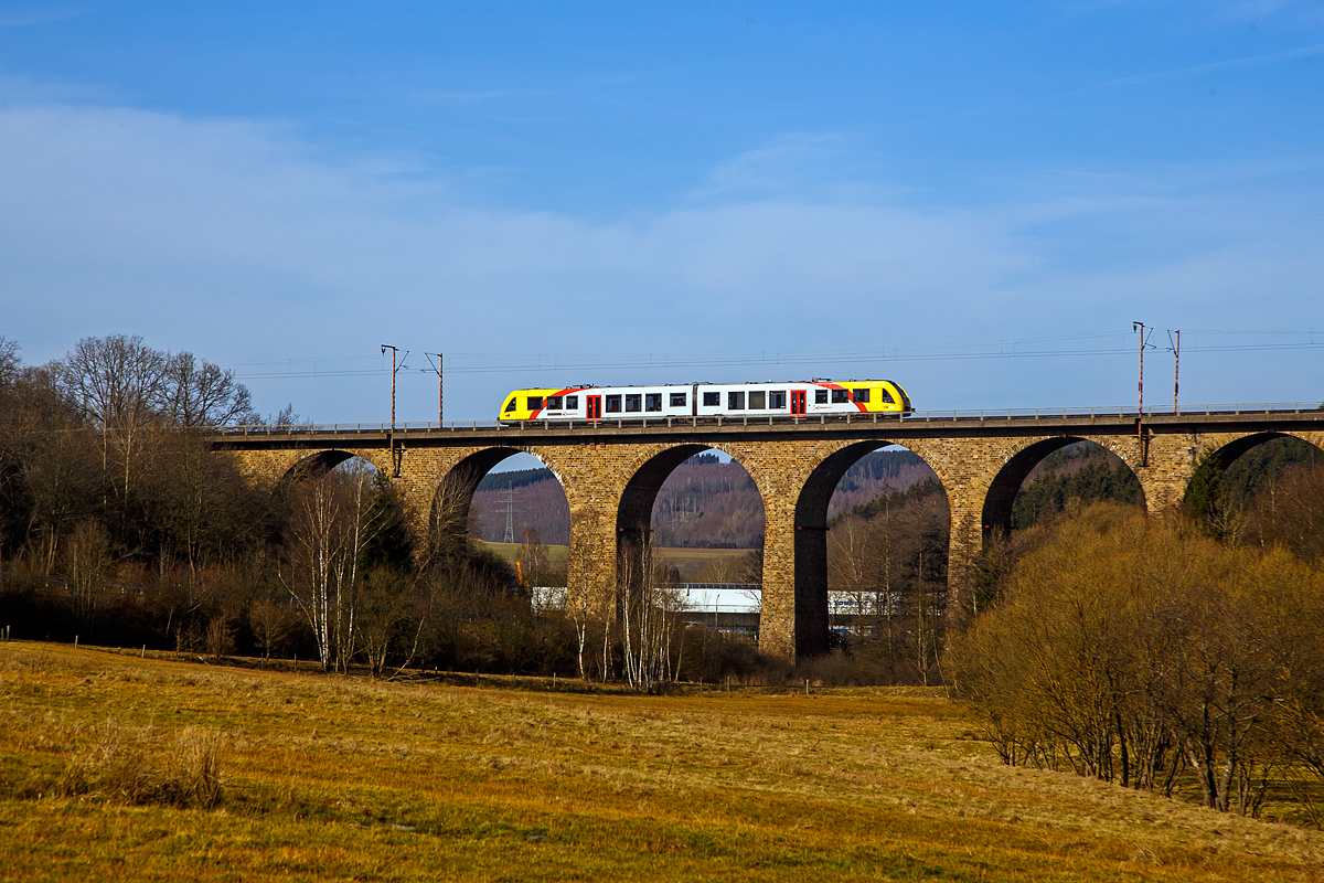 Ein Alstom Coradia LINT 41 der neuen Generation (VT 50x) der HLB (Hessische Landesbahn) fährt am 20.02.2021, als RB 95  Sieg-Dill-Bahn  Dillenburg – Siegen, über den Rudersdorfer Viadukt in Richtung Siegen.