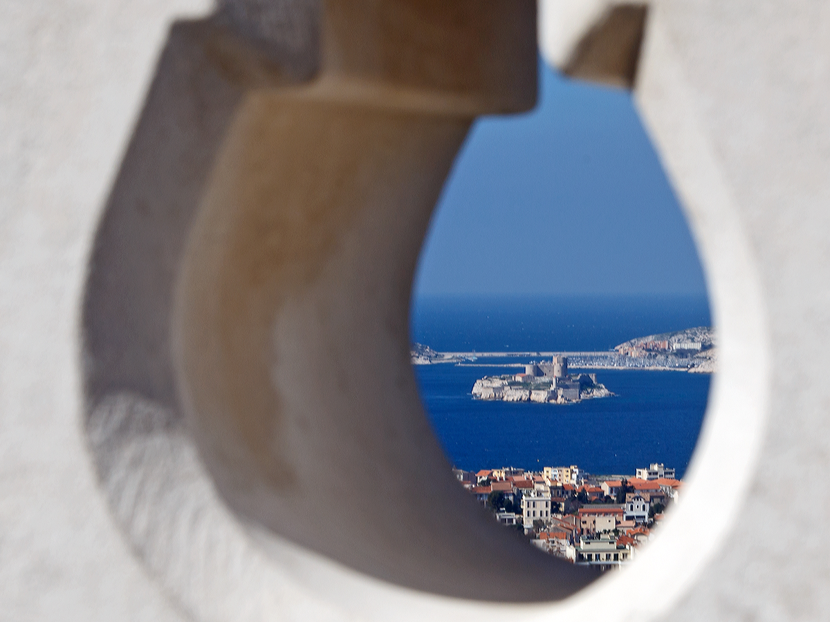 
Ein anderer Blick auf die Île d’If mit dem Château d’If, am 26.03.2015 von Notre-Dame de la Garde in Marseille aus. 