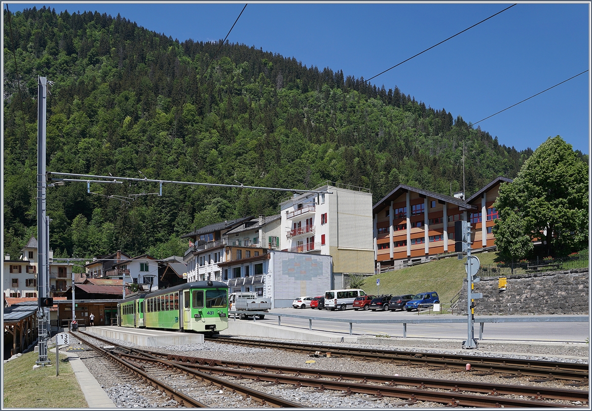 Ein ASD Regionalzug von Les Diablerets nach Aigle, bestehend aus dem Bt 431 (ex BLT) und dem BDe 4/4 403  Ollon , wendet im vor einigen Jahren neu gestalteten Bahnhof von Le Sépey. 

29. Mai 2020