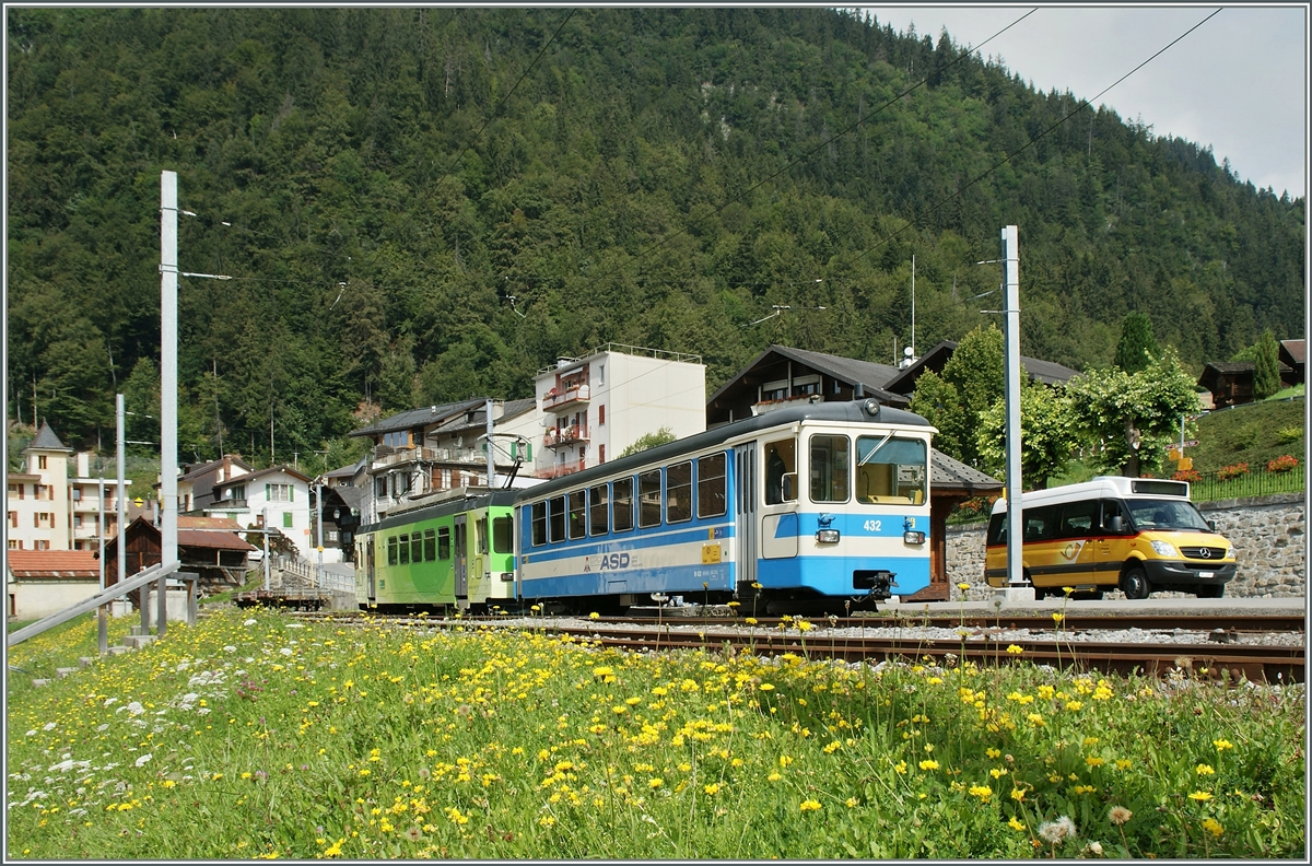 Ein ASD Regionalzug wartet im Bahnhof von Le Sépey auf die Abfahrt. Die Streckenführung nötigt alle Züge in Le Sépey zum Fahrtrichtungswechsel, nur der einige wenige Züge wie z.B der Wintersportzug wechseln bereits in Les Planchens die Fahrtrichtung und befahren somit die die Strecke Les Plaches - Le Sépey nicht. 
5. August 2011
