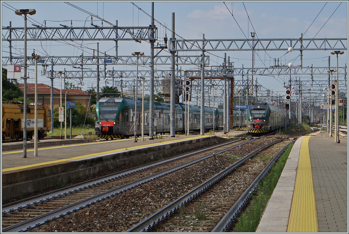 Ein ATR 125 nach Lecco und ein ETR 425 nach Tirano erreichen Monza. 
22. Juni 2015