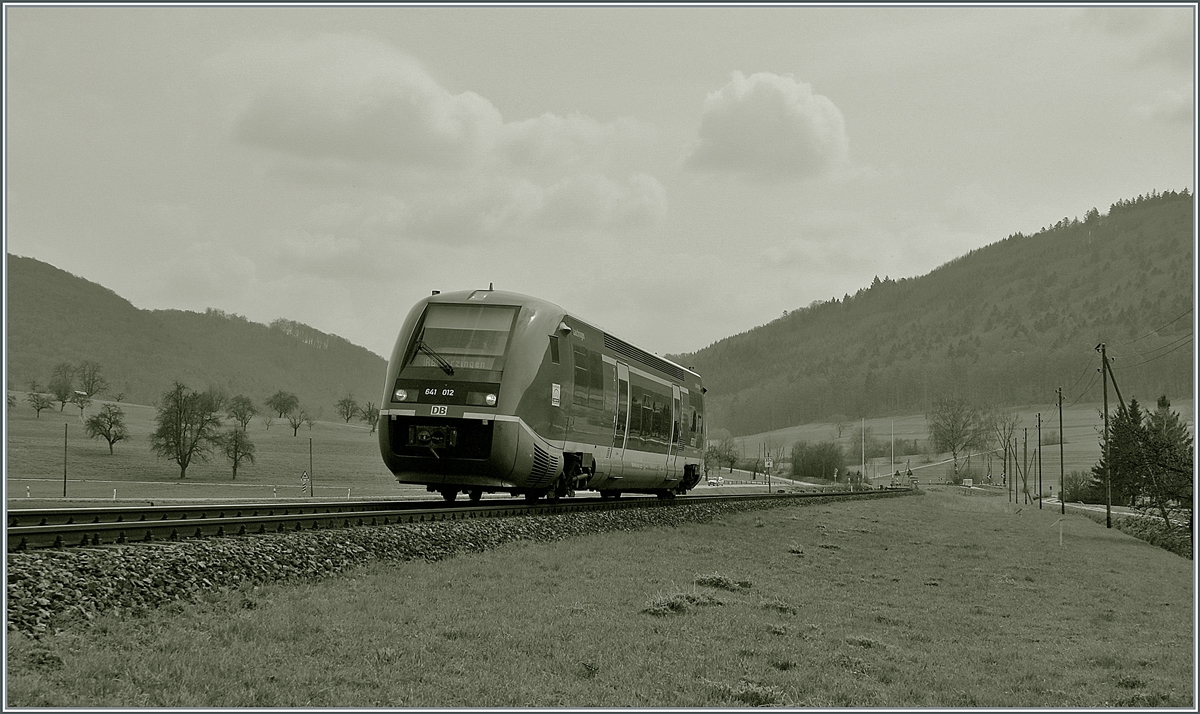 Ein auf den ersten Blick eher banales Bild, doch der DB 641 012, der bei Neunkirch auf der eingeleisigen Strecken durchs Klettgau bei Kilometer 352.4 auf dem Weg nach Erzingen (Baden) unterwegs ist, gewinnt erst beim Betrachten eines Vergleichsbild aus neuerer Zeit seinen Reiz.

8. April 2010