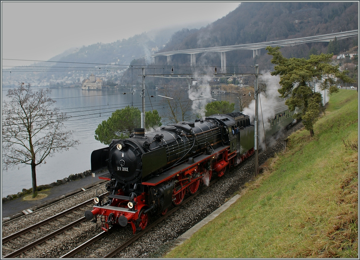 Ein ausfahrender Regionalzug in Villeneuve bremste die Fahrt der 01 202 für einen Augenblick und bot die Gelegenheit für weitere Bilder.
18. Jan. 2014 
 