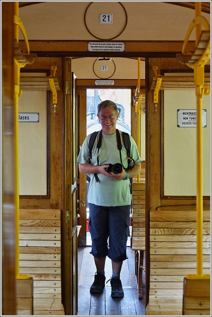 Ein Bahnfotograf freut sich über den Ausflug nach Chamby.
(01.08.2014)