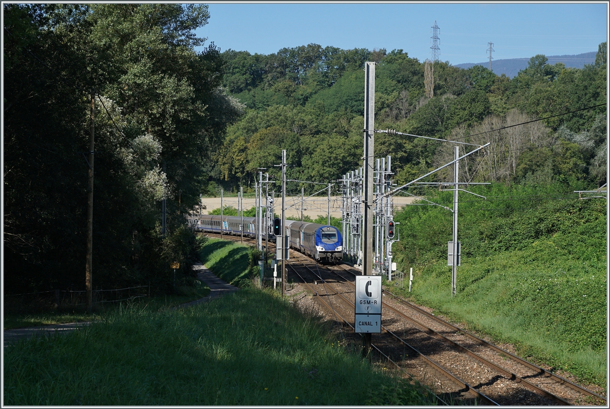 Ein Bahnhof grenzt sich von der Strecke durch seine Einfahrsignale ab und so reicht der Bahnhof von La Plaine noch ein paar hundert Meter nach Frankreich hinein, wobei die hier zu sehende Signale die Strecke in Richtung Pougny abdecken, das rechte jedoch nur  Rot  zeigen kann. Die SBB Einfahrsignale von La Plaine sind noch ein paar meter weiter westlich und mehr zu erahnen als zu erkennen. Ebenfalls befindet sich hier die Trennung der Stroms zwischen Strecke und Bahnhof und wohl folglich auch auch zwischen SNCF und SBB, wobei die Strecke bis Genève mit 25000 Volt 50 Hertz Wechselstrom versorgt wird.

6. Sept. 2021