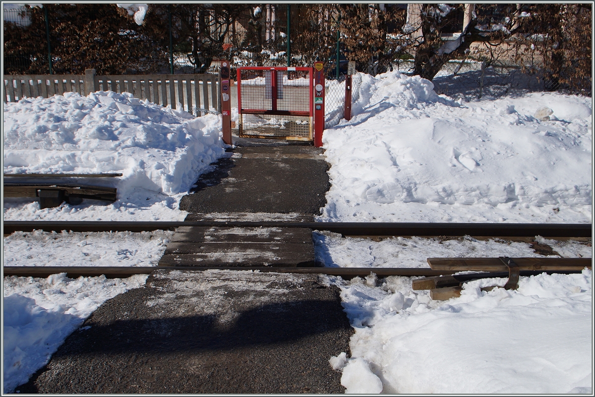 Ein Bahnübergang in Chamonix. Links und Recht reichen die von Holzbalken geschützten, 850 Volt führenden, Stromschienen ins Bild.
10. Feb. 2015
