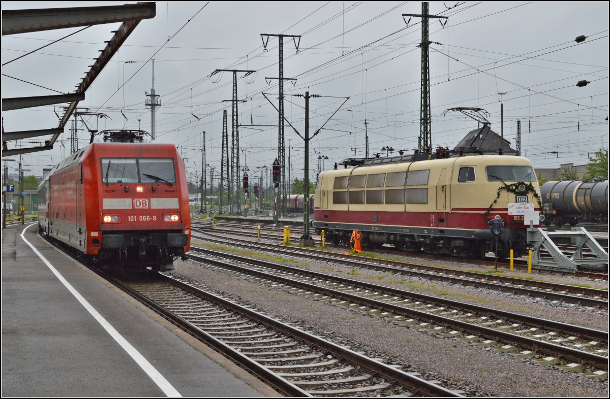 Ein Besuch in Singen am Hohentwiel. Man glaubt es kaum, aber 103 235-8 kommt zur letzten Fahrt eines Tf ausnahmsweise nach Singen. Neben dem einfahrenden IC Konstanz-Hamburg. April 2014.