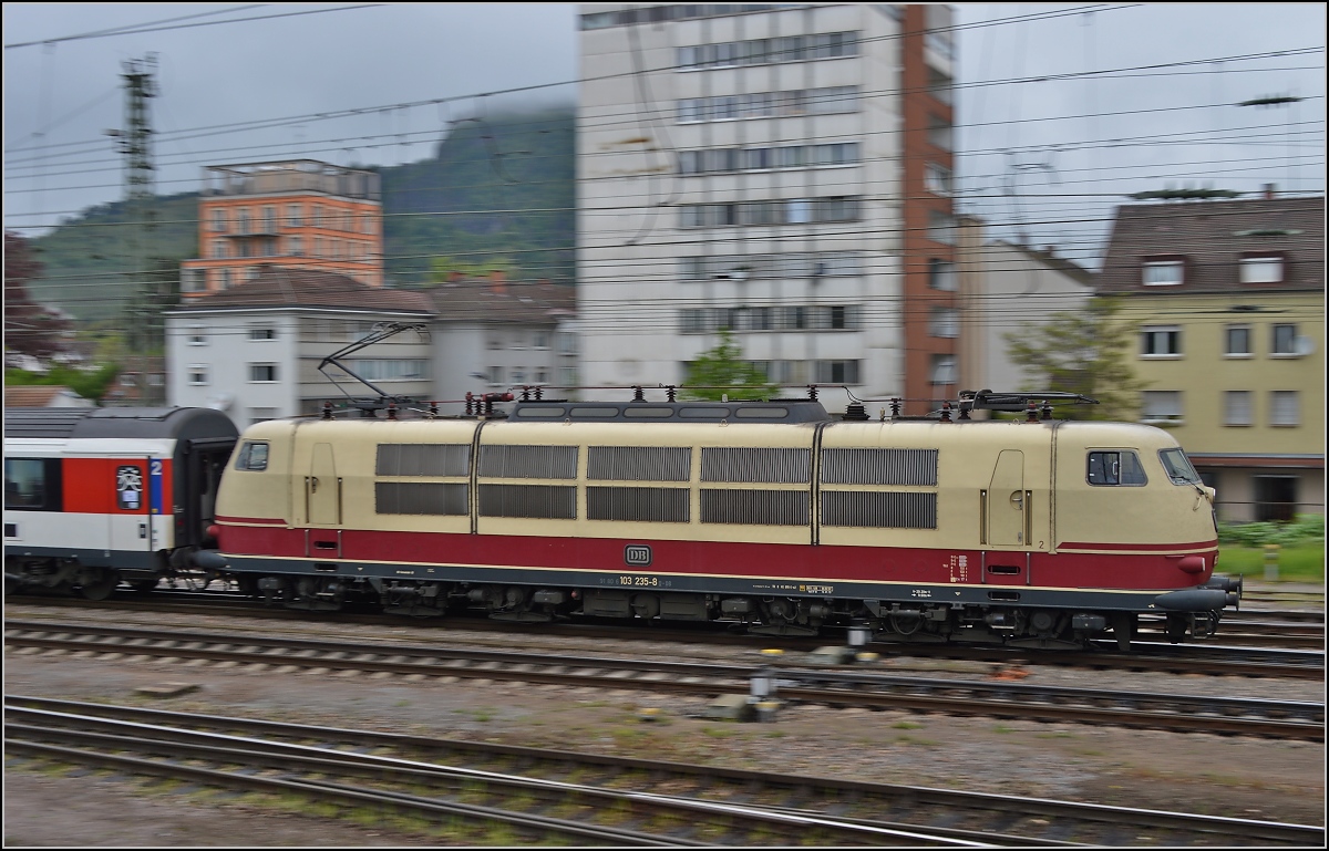 Ein Besuch in Singen am Hohentwiel. Man glaubt es kaum, aber 103 235-8 kommt zur letzten Fahrt eines Tf ausnahmsweise nach Singen. Hier bei der Einfahrt in den Bahnhof. April 2014.