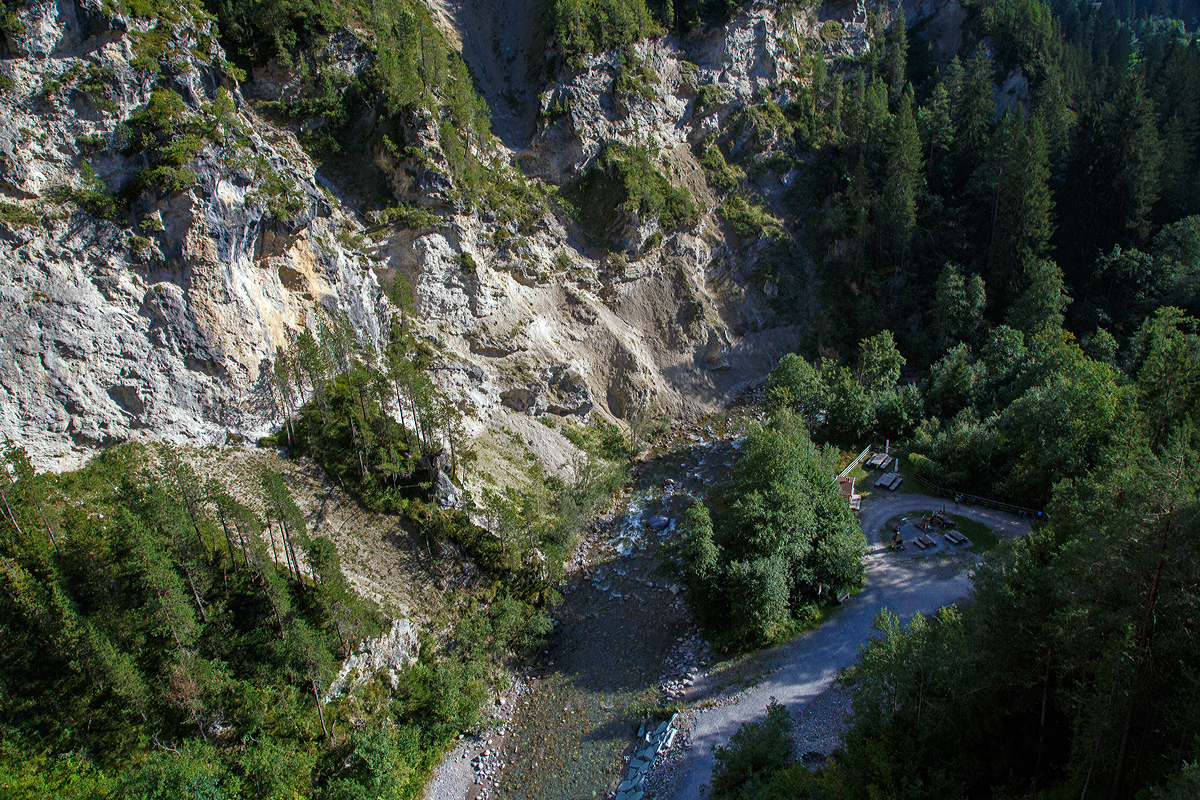 Ein Blick am 06.09.2021 vom Landwasserviadukt auf den Landwasser und die Grillstelle Landwasserviadukt.