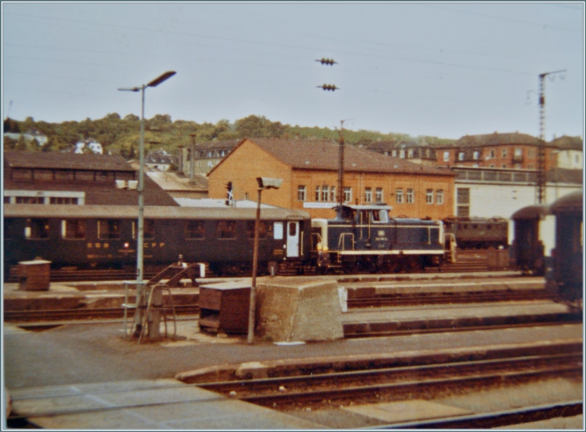 Ein Blick aus dem (damals noch) zu öffnenden Fensters eines IC bei der Einfahrt in Würzburg,  festgehalten mit meiner 110-Film Knipse (und somit leider mangelnder Qualität). Im Zentrum des Interesses: ein SBB Bc!

Analogbild vom 17. Sept. 1983