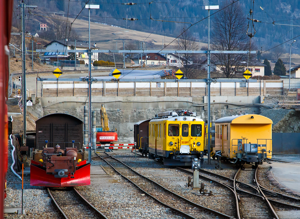 Ein Blick (aus dem Zug) in den Abstellbereich vom Bahnhof Poschiavo am 20.02.2017, in der Mitte steht der RhB Diensttriebwagen Xe 4/4 232 01, ex RhB ABe 4/4 II 48.

Nach Ablieferung von acht Allegra-Triebzgen stellte die Rhtische Bahn (RhB) sieben ihrer ABe 4/4 II Triebwagen ab. Die Triebwagen 48 und 49 wurden zu Diensttriebwagen mit Werkstatteinrichtung umgebaut, gelb lackiert und sind seither als Xe 4/4 232 01 und 272 01 im Einsatz. Die viermotorigen Triebwagen erreichen eine Hchstgeschwindigkeit von 65 km/h.

Der neue Xe 4/4 23201 entstand aus dem Bernina-Triebwagen Abe 4/4 II 48 und ersetzt den in die Jahre gekommenen und abgebrochenen Xe 4/4 9924. Der Xe 4/4 23201 ist ausschlielich fr die Nutzung als Diensttriebfahrzeug im Gleisbau des Geschftsbereichs Infrastruktur der RhB bestimmt.

TECHNISCHE DATEN: 
Spurweite: 1.000 mm (Meterspur)
Achsformel: Bo’Bo
Lnge ber Puffer: 16.886 mm
Eigengewicht: 43 t
Hchstgeschwindigkeit: 65 km/h 
Dauerleistung: 680 kW
Stromsystem: 1 kV DC

Links steht u.a. noch der Spurpflug Xk 9143
