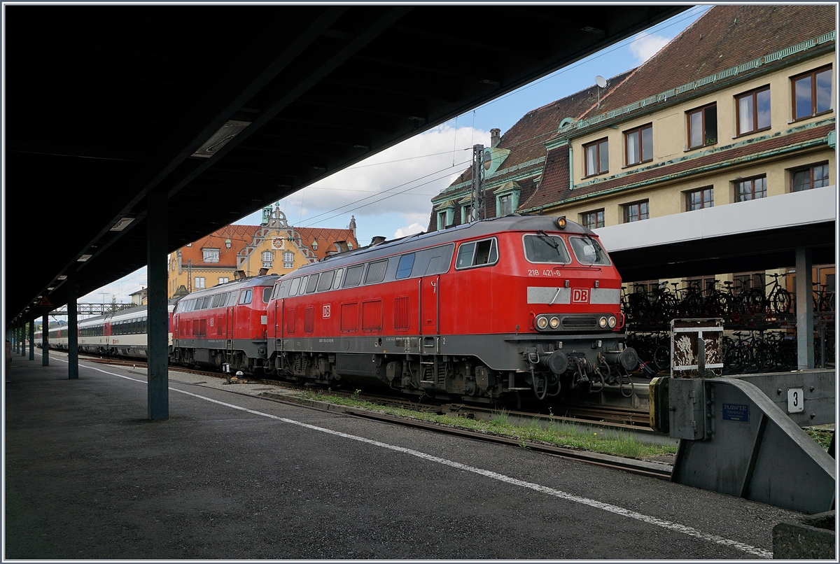 Ein Blick aus einer etwas unüblichen Winkel auf die beiden DB 218 421-6 und 423-2 welche mit ihrem EC Lindau erreicht haben, wo eine SBB Re 421 den Zug übernehmen wird. 

24. Sept. 2018