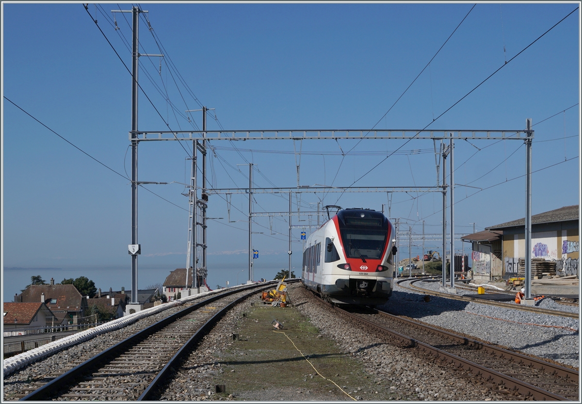 Ein Blick in Richtung West auf der im Umbau befindlichen Station Cully mit dem Ausfahrenden SBB RABe 523 060. 

1. April 2021