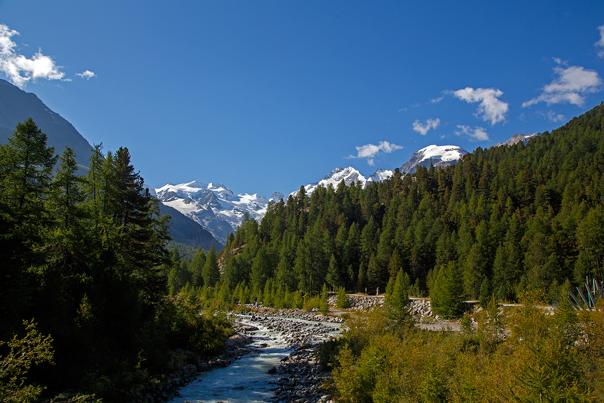 Ein Blick zum Morteratschgletscher am 06.09.2021 aus einem RhB-Zug bei der Station Morteratsch.

Der Morteratschgletscher ist ein Alpen-Gletscher in der Berninagruppe im Kanton Graubünden in der Schweiz. Wie nahezu alle Alpengletscher ist auch der Morteratschgletscher im Rahmen der globalen Erwärmung von umfassendem Schwund betroffen, so verkürzte er sich zwischen 1900 und 2017 um etwa 2.500 Meter.

Zusammen mit dem Persgletscher, dessen Zunge seit dem Sommer 2015 den Morteratsch nicht mehr erreicht, ist er mit einem Volumen von rund 1,2 Kubikkilometern der volumenstärkste Gletscher der Ostalpen. Seit Beginn der systematischen Beobachtungen im Jahr 1878 hat der Gletscher 2,5 Kilometer an Länge eingebüßt, er ist heute noch rund 6,2 Kilometer lang.