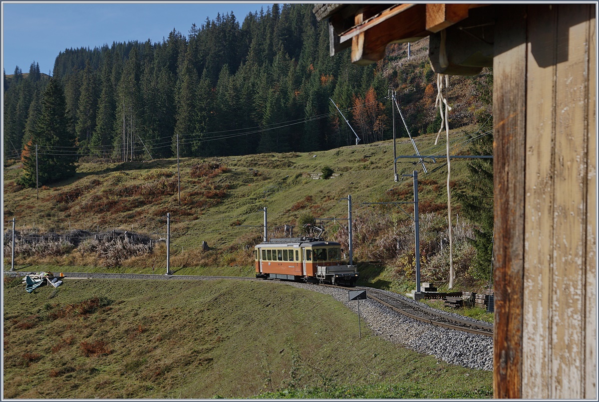 Ein BLM Be 4/4 von Mürren kommend erreicht in Kürze die Station Winteregg. 

16. Okt. 2018