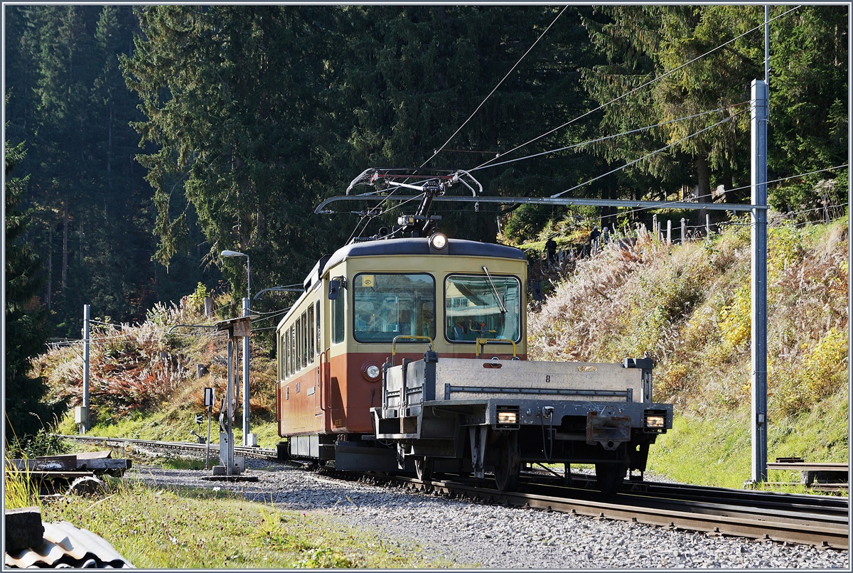 Ein BLM Zug mit einem Be 4/4 und einem Vorstellwagen erreicht sein Ziel Gütschalp. 

16. Oktober 2018