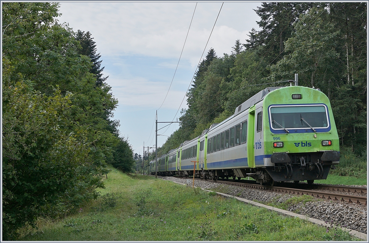 Ein BLS EW III RE bei Les Geneveys sur Coffrane ist auf dem Weg nach Bern. 

3. Sept. 2020