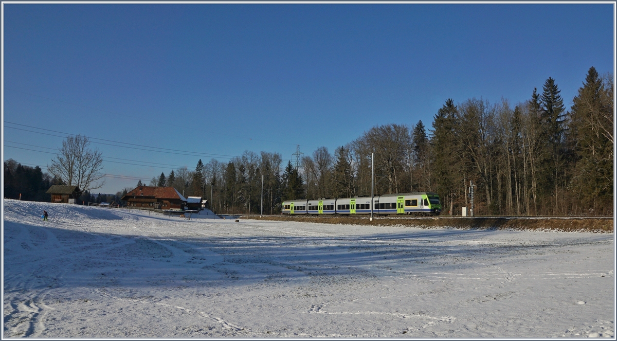 Ein BLS NINA RABe 525 in der verschneiten Emmentaler Landschaft bei Lützelflüh-Goldbach. 

6. Jan. 2017
